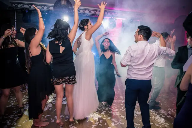 Pista de baile con humo y ambientación de fiesta