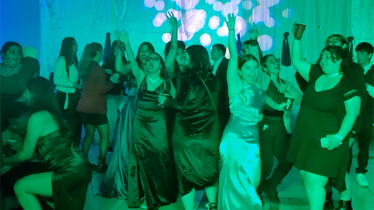 Invitados bailando con iluminación de fiesta animada por MauroDJ